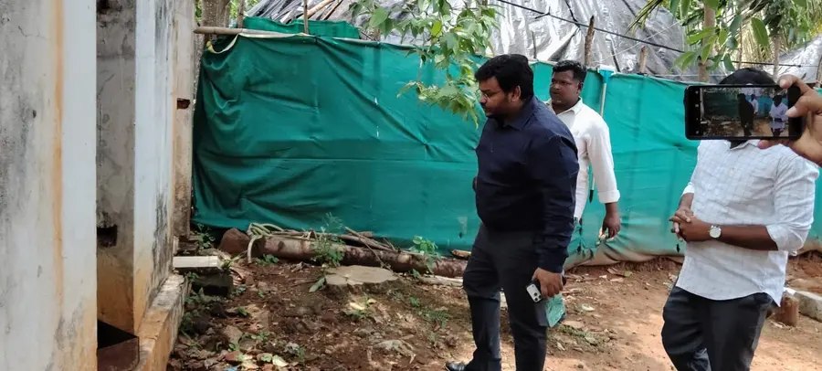 Joint Collector inspects school