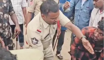 Kotananduru SI saves traveler by performing CPR.