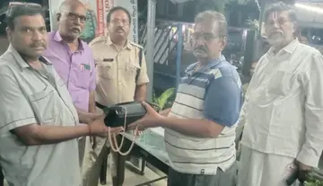 Handing over of a female passenger's bag containing gold jewelry.