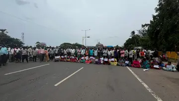 ఇండోసోల్ భూసేకరణకు హైకోర్టు బ్రేక్తో...
రైతులకు ఊరట
- రైతులు ఎన్ని పోరాటాలు చేసినా ఆగని ప్రభుత్వం
- భూసేకరణపై యథాతథ స్థితి పాటించాలని కోర్టు ఆదేశం
- ప్రభుత్వంపై తొలి విజయంగా భావిస్తున్న బాధిత రైతులు image 1