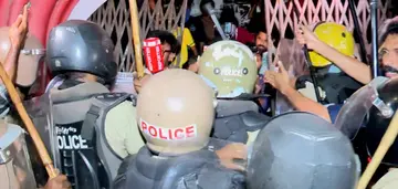 ఎస్ఎఫ్ఐ విద్యార్ధులపై యూత్ కాంగ్రెస్ గూండాల దాడి
- రాత్రి యూనివర్శిటీ హాస్టల్లోకి చొరబడి విద్యంసం
- భాదితులపై పోలీసుల లాఠీచార్జి
- ఖండించిన కేరళం మాజీ మూఖ్యమంత్రి పినరయి విజయన్ image 1