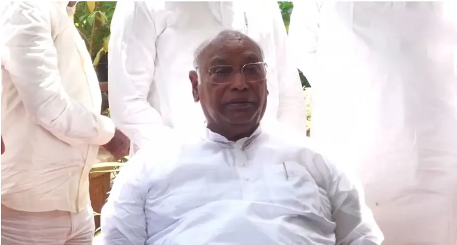 అన్ని ఎన్నికలూ చట్టవిరుద్ధమే !
- లోక్‌‌సభ, అసెంబ్లీలను రద్దు చేయాలి
- బ్యాలెట్‌ పత్రాలతో ఎన్నికలు నిర్వహించాలి
- కాంగ్రెస్‌‌ చీఫ్‌ ఖర్గే image 1