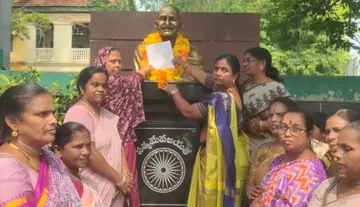Anganwadi workers submitted a memorandum to the Gandhi statue demanding a salary hike.