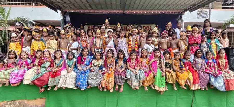 సాంస్కృతి కార్యక్రమాల్లో భాగంగా పలువురు చిన్నారులు...  యశోద, కృష్ణుడు, గోపికలు వేషధారణలతో నృత్యాలు చేసి అలరించారు.
