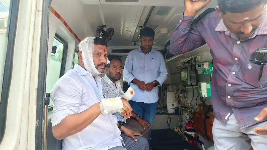 పోలీసుల లాఠీచార్జి.. పలువురికి గాయాలు