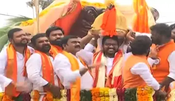 Praneeth Reddy secures Balapur Laddu for Rs 39 lakh.