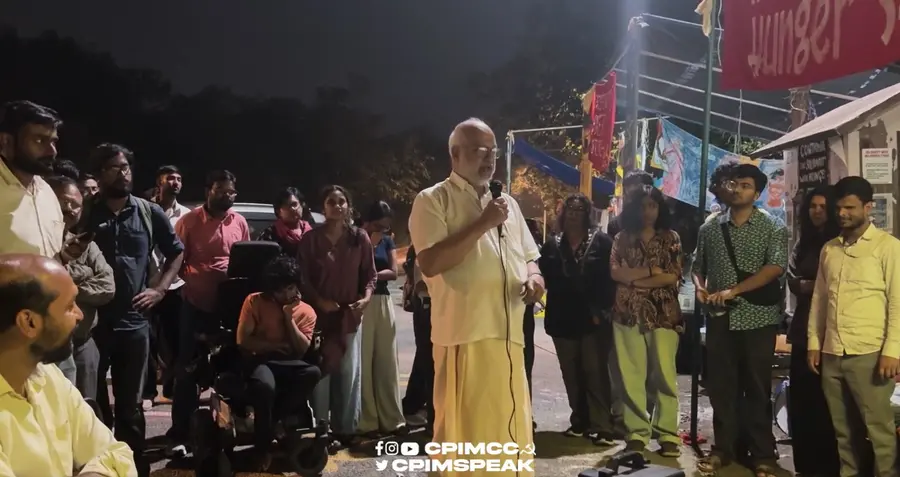 జెఎన్యు విద్యార్థుల నిరాహార దీక్షకు సిపిఎం సంఘీభావం
- క్యాంపస్కు వెళ్లి సంఘీభావం తెలిపిన ఎంఎ బేబీ, వి. శివదాసన్ image 1