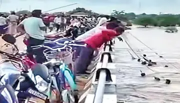 Liquor bottles in the Mahanadi River – people scrambled for them!
