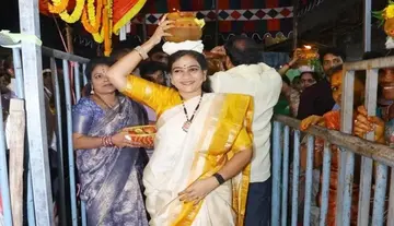 Home Minister Anita visits Goddess Paidithalli