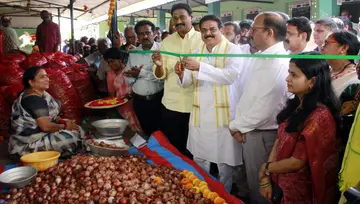 రైతు బజార్లలో సబ్సిడీపై ఉల్లి
-  పంపిణీ ప్రారంభించిన మంత్రి నాదెండ్ల image 1
