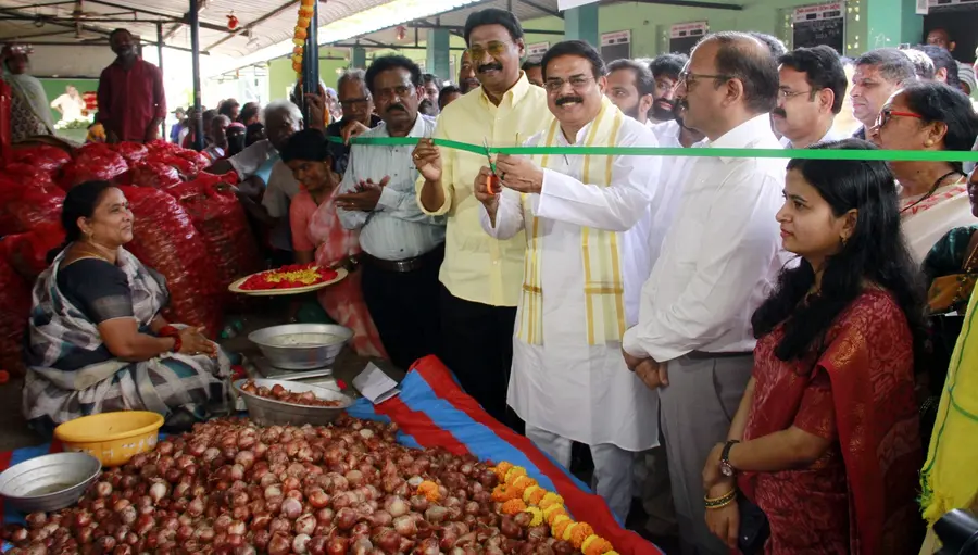 రైతు బజార్లలో సబ్సిడీపై ఉల్లి
- పంపిణీ ప్రారంభించిన మంత్రి నాదెండ్ల image 1