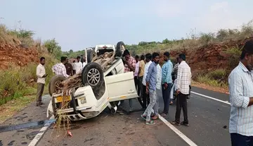 Bolero car overturns; six people injured