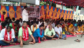 Municipal workers' relay hunger strikes begin: CITU