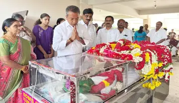 కామ్రేడ్ యార్లగడ్డ జోయ భౌతికాయానికి ఎమ్మెల్యే వసంత కృష్ణప్రసాదు నివాళి