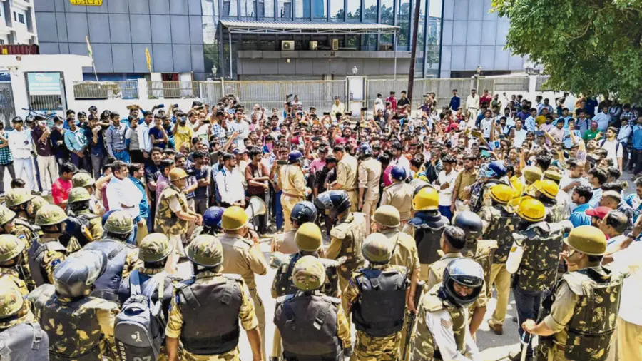 noida workers.jpg