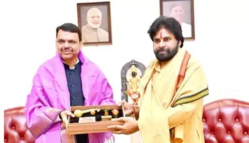 మహారాష్ట్ర ముఖ్యమంత్రి దేవేంద్ర ఫడణవీస్‌తో ఎపి ఉప ముఖ్యమంత్రి పవన్ కల్యాణ్‌ భేటీ అయ్యారు.