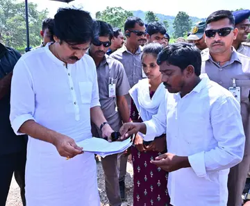 ఉప ముఖ్యమంత్రి పవన్ కళ్యాణ్ కు ఏజెన్సీ సమస్యలు వివరిస్తున్న లోతా రామారావు.