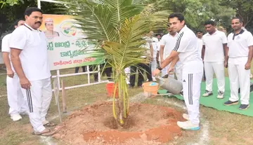 District SP planted saplings and cleaned the surroundings at the police parade grounds.