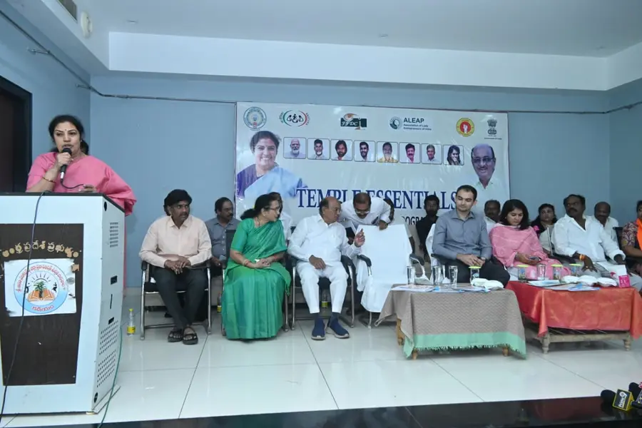 ఆలయాల్లో లభించే పూల వ్యర్థాలు , కడియపులంక అంతరాష్ట్ర పూల మార్కెట్ లో మిగులు పూలను సద్వినియోగం చేసి సుగంధ ఉత్పత్తులు తయారు చేయడం ద్వారా మహిళలకు ఉపాధి కల్పించాలని రాజమహేంద్రవరం ఎంపీ దగ్గుబాటి పురందేశ్వరి అన్నారు.