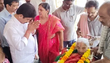Senior journalist Srinivasa Reddy bereaved of his mother.
