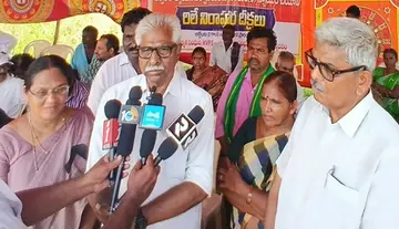 V. Srinivasa Rao extends support to the relay hunger strikes by the displaced people.