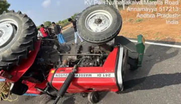 ట్రాక్టర్ బోల్తా – 9 మంది కూలీలకు గాయాలు