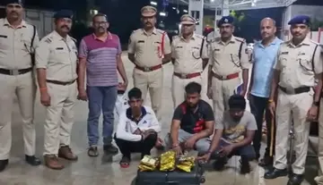 Three youths arrested for transporting cannabis chocolates.