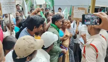 గాజువాకలో ఉద్రిక్తత - ఎమ్మెల్యే ఆఫీసును ముట్టడించిన స్టీల్ ప్లాంట్ నిర్వాసితులు