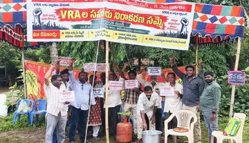VRAs hold 'cook-and-eat' protest on the fifth day of their strike.