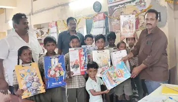 విద్యార్థులకు పెన్నులు ప్యాడ్ లు అందజేసిన నాగ సీతయ్య