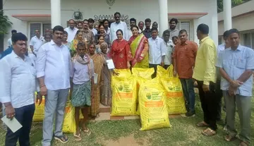 యూరియా కార్డుల పంపిణీ - రైతులకు యూరియా అందించిన ఎమ్మెల్యే